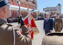002_Prezydent Karol Nawrocki_Uroczyste podniesienie Flagii Państwowej na wieży zegarowej Zamku Królewskiego_02-05-2026_MWB18612.jpg.JPG