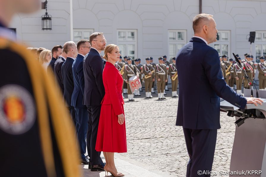 029_Udział Pary Prezydenckiej w uroczystościach z okazji Dnia Flagi RP oraz Dnia Polonii i Polaków za Granicą_02-05-2026_340A4124.jpg.JPG