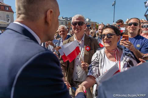 014_Prezydent Karol Nawrocki_Uroczyste podniesienie Flagii Państwowej na wieży zegarowej Zamku Królewskiego_02-05-2026_MWB18776.jpg