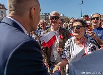 014_Prezydent Karol Nawrocki_Uroczyste podniesienie Flagii Państwowej na wieży zegarowej Zamku Królewskiego_02-05-2026_MWB18776.jpg