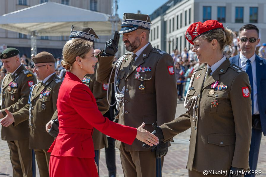 013_Prezydent Karol Nawrocki_Uroczyste podniesienie Flagii Państwowej na wieży zegarowej Zamku Królewskiego_02-05-2026_7C6A6451.jpg.JPG