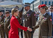 013_Prezydent Karol Nawrocki_Uroczyste podniesienie Flagii Państwowej na wieży zegarowej Zamku Królewskiego_02-05-2026_7C6A6451.jpg.JPG