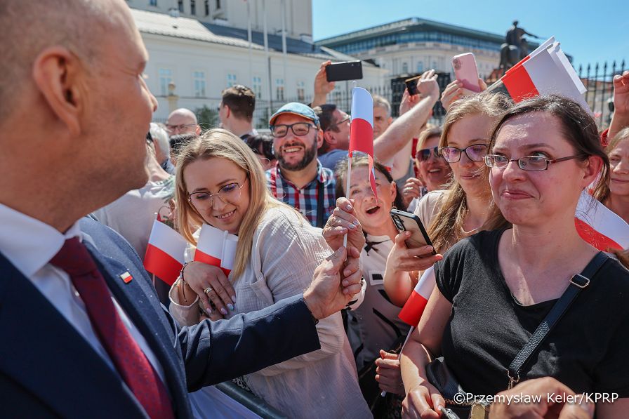 042_Udział Pary Prezydenckiej w uroczystościach z okazji Dnia Flagi RP oraz Dnia Polonii i Polaków za Granicą_02-05-2026_PK1_3044.jpg.JPG