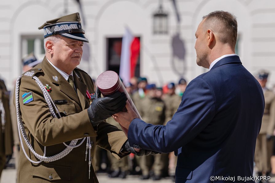 012_Udział Pary Prezydenckiej w uroczystościach z okazji Dnia Flagi RP oraz Dnia Polonii i Polaków za Granicą_02-05-2026_MWB21674.jpg.JPG