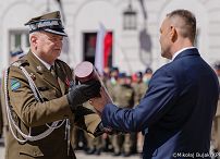012_Udział Pary Prezydenckiej w uroczystościach z okazji Dnia Flagi RP oraz Dnia Polonii i Polaków za Granicą_02-05-2026_MWB21674.jpg.JPG