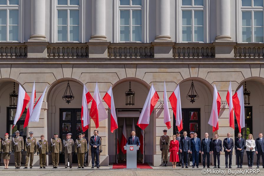 025_Udział Pary Prezydenckiej w uroczystościach z okazji Dnia Flagi RP oraz Dnia Polonii i Polaków za Granicą_02-05-2026_MWB22284.jpg.JPG