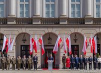 025_Udział Pary Prezydenckiej w uroczystościach z okazji Dnia Flagi RP oraz Dnia Polonii i Polaków za Granicą_02-05-2026_MWB22284.jpg.JPG