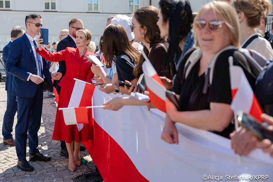 037_A_Udział Pary Prezydenckiej w uroczystościach z okazji Dnia Flagi RP oraz Dnia Polonii i Polaków za Granicą_02-05-2026_7C6A7424.jpg