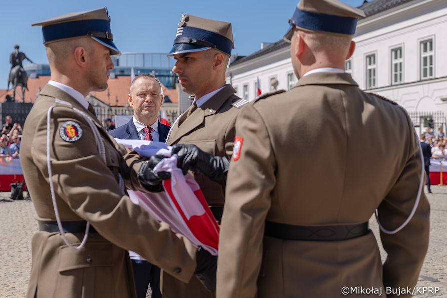 007_C_Udział Pary Prezydenckiej w uroczystościach z okazji Dnia Flagi RP oraz Dnia Polonii i Polaków za Granicą_02-05-2026_MWB19215.jpg.JPG
