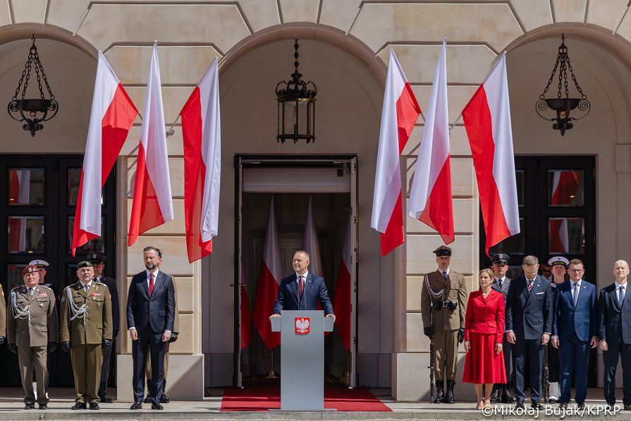 027_Udział Pary Prezydenckiej w uroczystościach z okazji Dnia Flagi RP oraz Dnia Polonii i Polaków za Granicą_02-05-2026_MWB22360.jpg.JPG