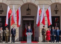 027_Udział Pary Prezydenckiej w uroczystościach z okazji Dnia Flagi RP oraz Dnia Polonii i Polaków za Granicą_02-05-2026_MWB22360.jpg.JPG
