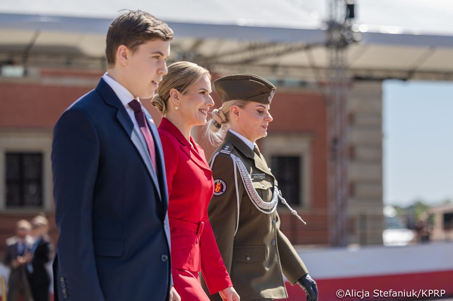 001_B_Prezydent Karol Nawrocki_Uroczyste podniesienie Flagii Państwowej na wieży zegarowej Zamku Królewskiego_02-05-2026_340A2572.jpg.JPG