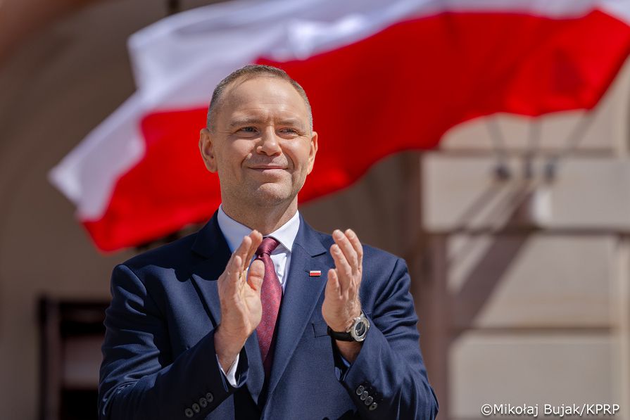 018_Udział Pary Prezydenckiej w uroczystościach z okazji Dnia Flagi RP oraz Dnia Polonii i Polaków za Granicą_02-05-2026_MWB21934.jpg.JPG