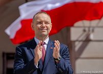 018_Udział Pary Prezydenckiej w uroczystościach z okazji Dnia Flagi RP oraz Dnia Polonii i Polaków za Granicą_02-05-2026_MWB21934.jpg.JPG