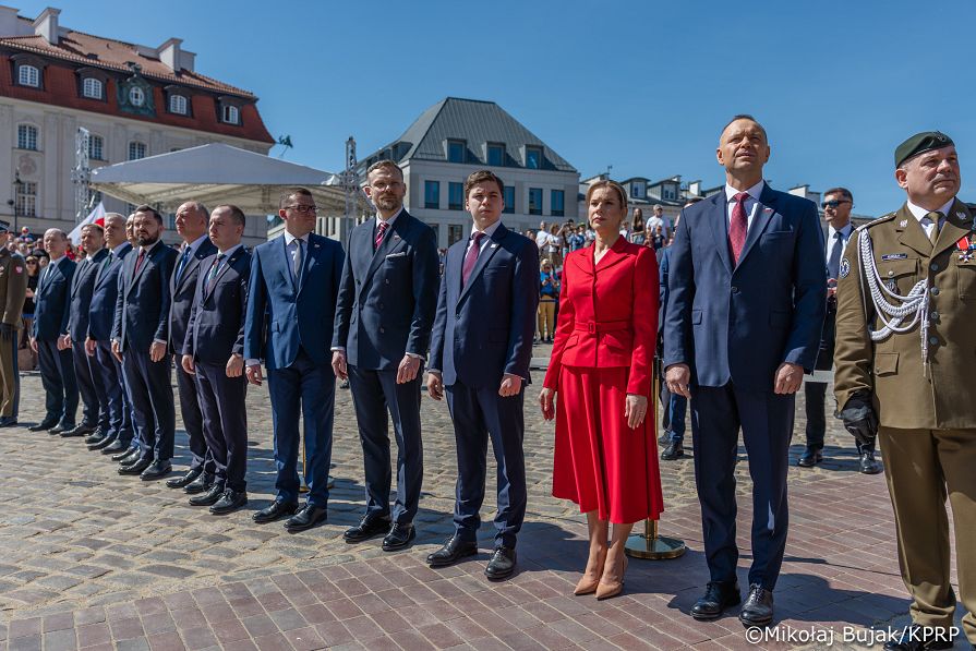 007_Prezydent Karol Nawrocki_Uroczyste podniesienie Flagii Państwowej na wieży zegarowej Zamku Królewskiego_02-05-2026_MWB18703.jpg.JPG