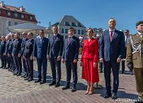 007_Prezydent Karol Nawrocki_Uroczyste podniesienie Flagii Państwowej na wieży zegarowej Zamku Królewskiego_02-05-2026_MWB18703.jpg.JPG