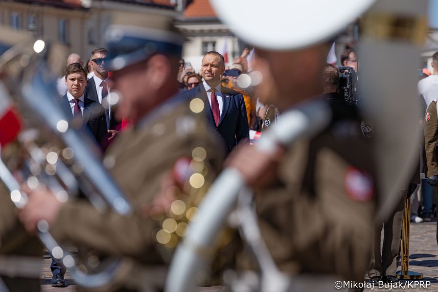 010_Prezydent Karol Nawrocki_Uroczyste podniesienie Flagii Państwowej na wieży zegarowej Zamku Królewskiego_02-05-2026_MWB20838.jpg.JPG