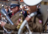 010_Prezydent Karol Nawrocki_Uroczyste podniesienie Flagii Państwowej na wieży zegarowej Zamku Królewskiego_02-05-2026_MWB20838.jpg.JPG