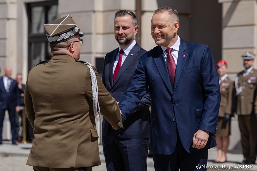 013_Udział Pary Prezydenckiej w uroczystościach z okazji Dnia Flagi RP oraz Dnia Polonii i Polaków za Granicą_02-05-2026_MWB21740.jpg.JPG