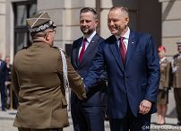 013_Udział Pary Prezydenckiej w uroczystościach z okazji Dnia Flagi RP oraz Dnia Polonii i Polaków za Granicą_02-05-2026_MWB21740.jpg.JPG