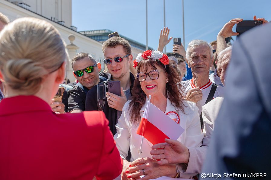 037_Udział Pary Prezydenckiej w uroczystościach z okazji Dnia Flagi RP oraz Dnia Polonii i Polaków za Granicą_02-05-2026_7C6A6880.jpg.JPG