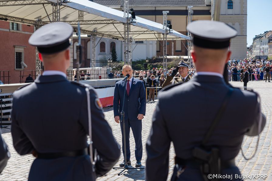 003_Prezydent Karol Nawrocki_Uroczyste podniesienie Flagii Państwowej na wieży zegarowej Zamku Królewskiego_02-05-2026_MWB18641.jpg.JPG