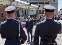 003_Prezydent Karol Nawrocki_Uroczyste podniesienie Flagii Państwowej na wieży zegarowej Zamku Królewskiego_02-05-2026_MWB18641.jpg.JPG