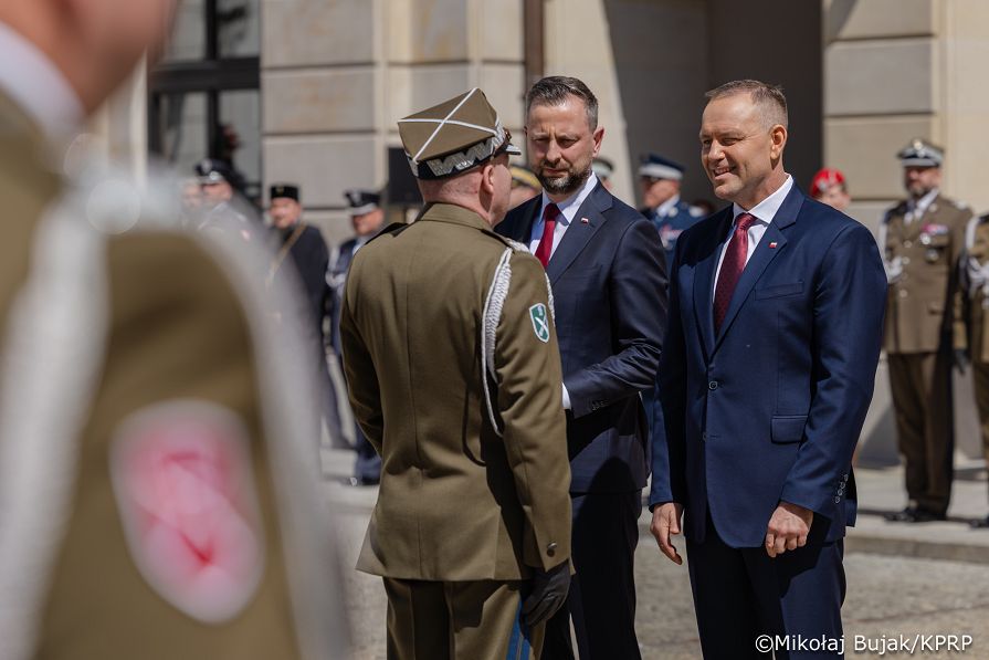 015_Udział Pary Prezydenckiej w uroczystościach z okazji Dnia Flagi RP oraz Dnia Polonii i Polaków za Granicą_02-05-2026_MWB21787.jpg.JPG