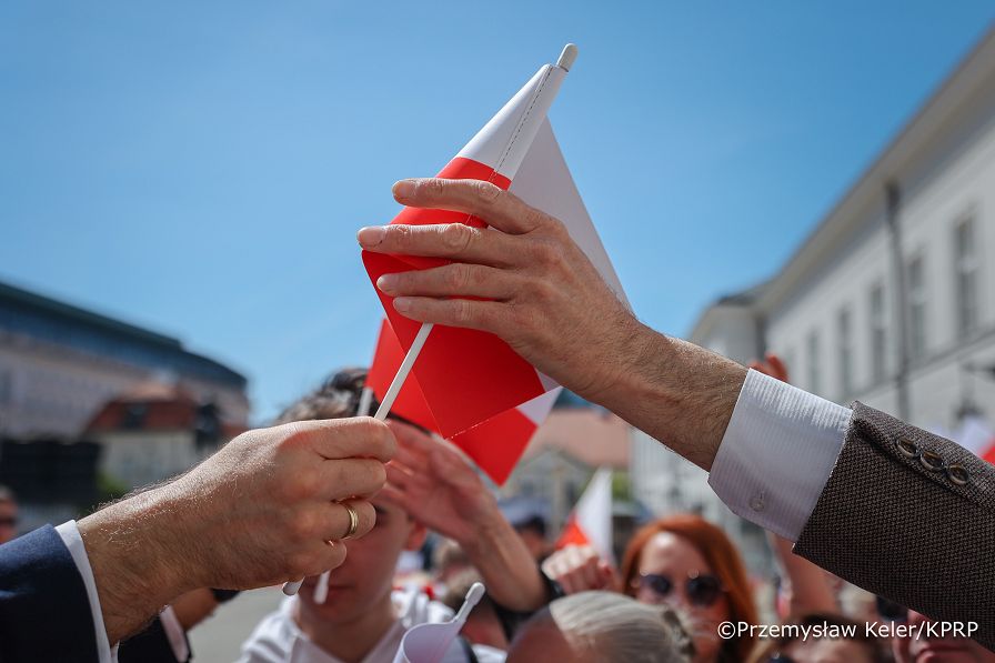 045_Udział Pary Prezydenckiej w uroczystościach z okazji Dnia Flagi RP oraz Dnia Polonii i Polaków za Granicą_02-05-2026_PK1_3191.jpg.JPG