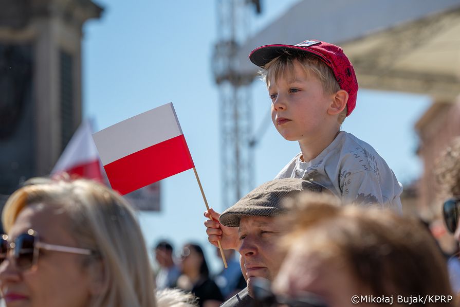 011_Prezydent Karol Nawrocki_Uroczyste podniesienie Flagii Państwowej na wieży zegarowej Zamku Królewskiego_02-05-2026_MWB20288.jpg.JPG