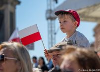 011_Prezydent Karol Nawrocki_Uroczyste podniesienie Flagii Państwowej na wieży zegarowej Zamku Królewskiego_02-05-2026_MWB20288.jpg.JPG