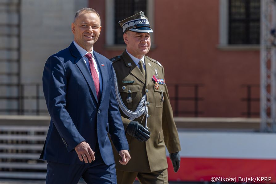 001_A_Prezydent Karol Nawrocki_Uroczyste podniesienie Flagii Państwowej na wieży zegarowej Zamku Królewskiego_02-05-2026_MWB20526.jpg.JPG