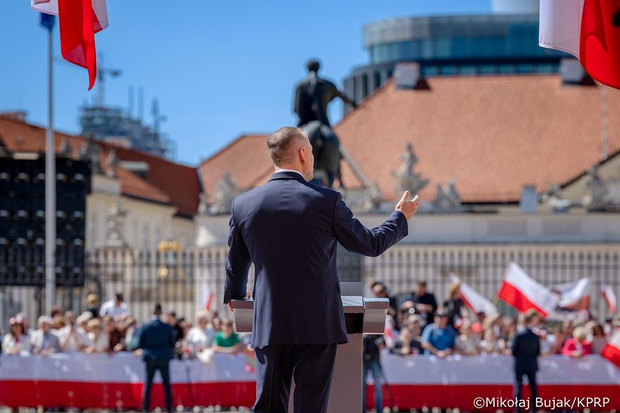 030_Udział Pary Prezydenckiej w uroczystościach z okazji Dnia Flagi RP oraz Dnia Polonii i Polaków za Granicą_02-05-2026_MWB22550.jpg.JPG