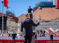 030_Udział Pary Prezydenckiej w uroczystościach z okazji Dnia Flagi RP oraz Dnia Polonii i Polaków za Granicą_02-05-2026_MWB22550.jpg.JPG