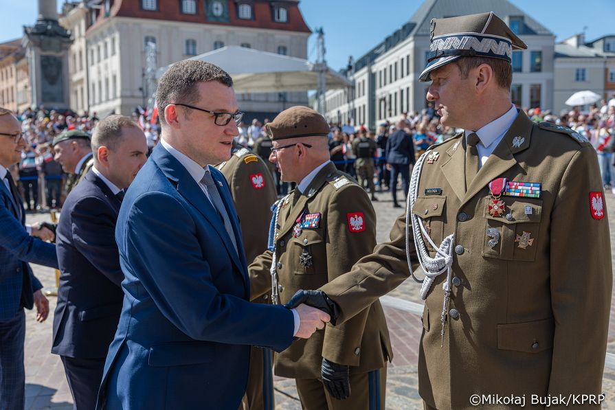 000_C_Prezydent Karol Nawrocki_Uroczyste podniesienie Flagii Państwowej na wieży zegarowej Zamku Królewskiego_02-05-2026_MWB18571.jpg