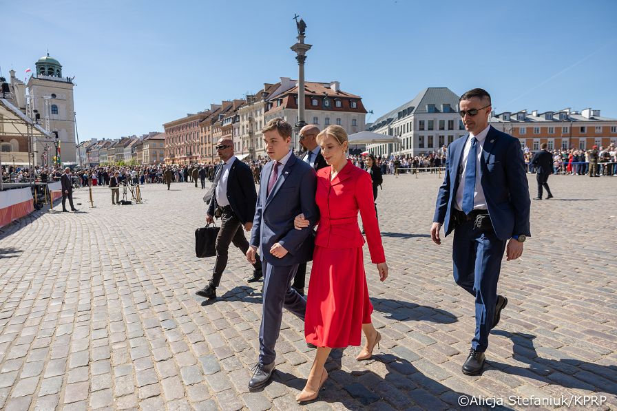 016_B_Prezydent Karol Nawrocki_Uroczyste podniesienie Flagii Państwowej na wieży zegarowej Zamku Królewskiego_02-05-2026_7C6A6613.jpg.JPG