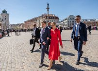 016_B_Prezydent Karol Nawrocki_Uroczyste podniesienie Flagii Państwowej na wieży zegarowej Zamku Królewskiego_02-05-2026_7C6A6613.jpg.JPG
