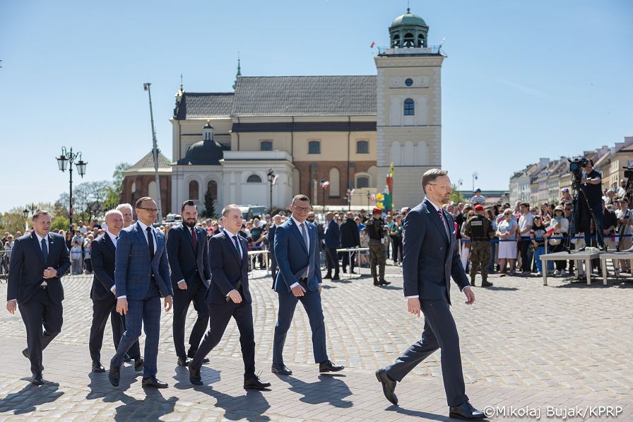 000_A_Prezydent Karol Nawrocki_Uroczyste podniesienie Flagii Państwowej na wieży zegarowej Zamku Królewskiego_02-05-2026_7C6A6216.jpg.JPG
