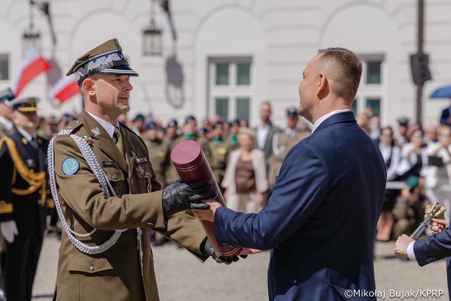009_Udział Pary Prezydenckiej w uroczystościach z okazji Dnia Flagi RP oraz Dnia Polonii i Polaków za Granicą_02-05-2026_MWB21571.jpg.JPG