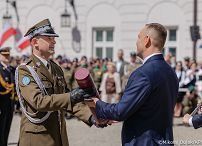 009_Udział Pary Prezydenckiej w uroczystościach z okazji Dnia Flagi RP oraz Dnia Polonii i Polaków za Granicą_02-05-2026_MWB21571.jpg.JPG
