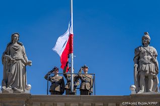 006_Udział Pary Prezydenckiej w uroczystościach z okazji Dnia Flagi RP oraz Dnia Polonii i Polaków za Granicą_02-05-2026_MWB21297.jpg.JPG