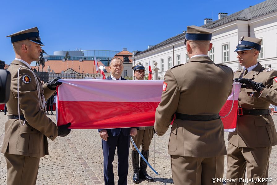 007_A_Udział Pary Prezydenckiej w uroczystościach z okazji Dnia Flagi RP oraz Dnia Polonii i Polaków za Granicą_02-05-2026_MWB19198.jpg.JPG