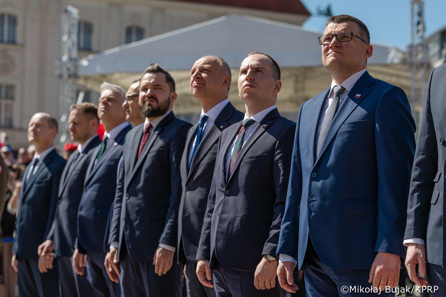 008_A_Prezydent Karol Nawrocki_Uroczyste podniesienie Flagii Państwowej na wieży zegarowej Zamku Królewskiego_02-05-2026_MWB20611.jpg.JPG
