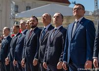 008_A_Prezydent Karol Nawrocki_Uroczyste podniesienie Flagii Państwowej na wieży zegarowej Zamku Królewskiego_02-05-2026_MWB20611.jpg.JPG