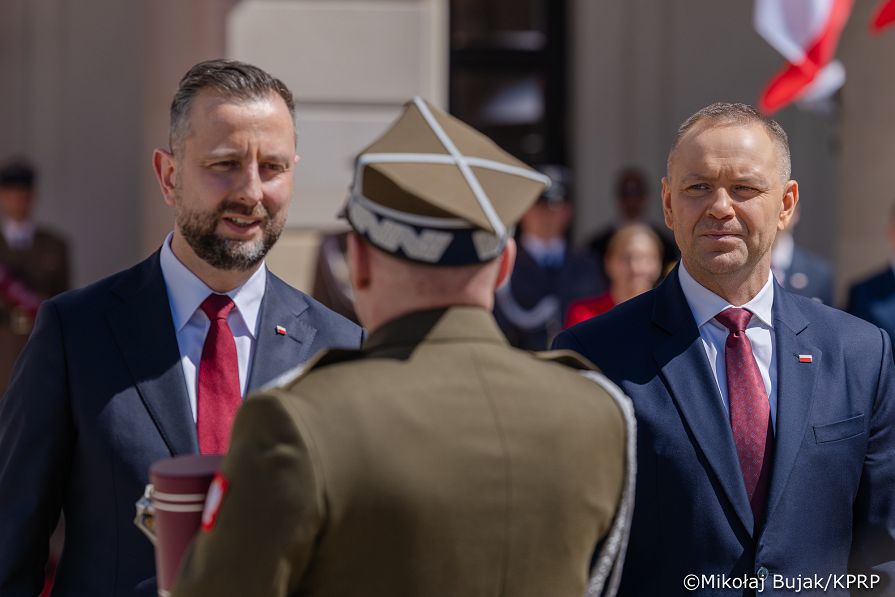 014_Udział Pary Prezydenckiej w uroczystościach z okazji Dnia Flagi RP oraz Dnia Polonii i Polaków za Granicą_02-05-2026_MWB21801.jpg.JPG