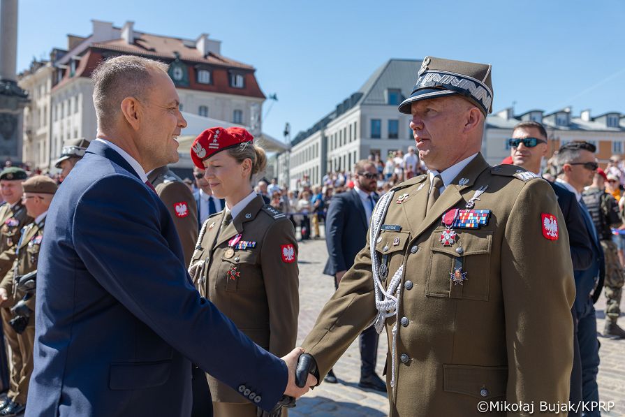 012_Prezydent Karol Nawrocki_Uroczyste podniesienie Flagii Państwowej na wieży zegarowej Zamku Królewskiego_02-05-2026_MWB18772.jpg.JPG