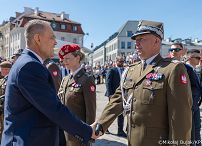 012_Prezydent Karol Nawrocki_Uroczyste podniesienie Flagii Państwowej na wieży zegarowej Zamku Królewskiego_02-05-2026_MWB18772.jpg.JPG