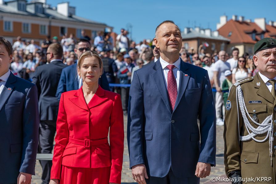 006_Prezydent Karol Nawrocki_Uroczyste podniesienie Flagii Państwowej na wieży zegarowej Zamku Królewskiego_02-05-2026_MWB18653.jpg.JPG