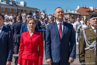 006_Prezydent Karol Nawrocki_Uroczyste podniesienie Flagii Państwowej na wieży zegarowej Zamku Królewskiego_02-05-2026_MWB18653.jpg.JPG