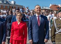 006_Prezydent Karol Nawrocki_Uroczyste podniesienie Flagii Państwowej na wieży zegarowej Zamku Królewskiego_02-05-2026_MWB18653.jpg.JPG